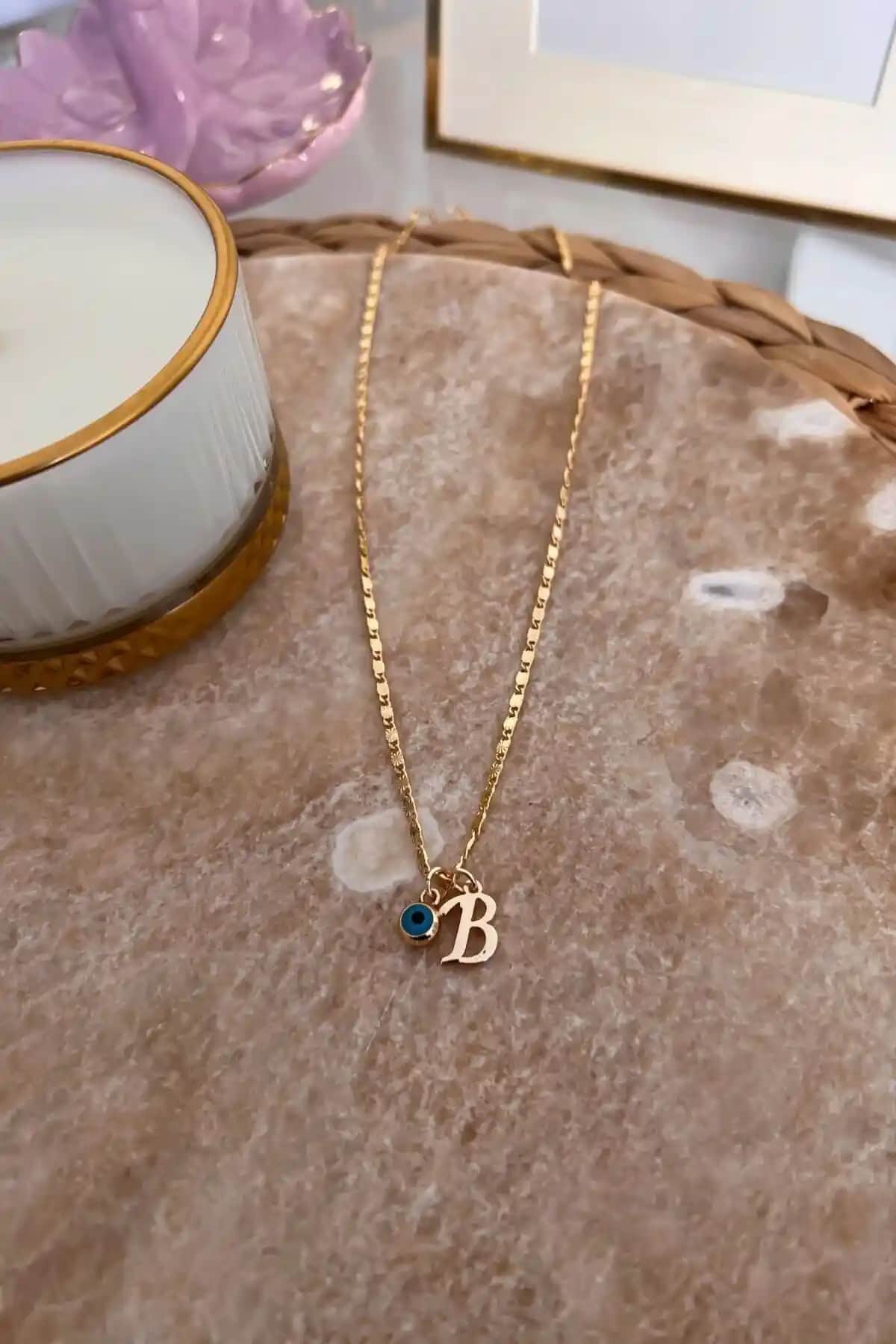 Trendy Butik B Harfli Nazar Sallantılı İnce Zincirli Kolye: Zarif ve Modern Tasarım