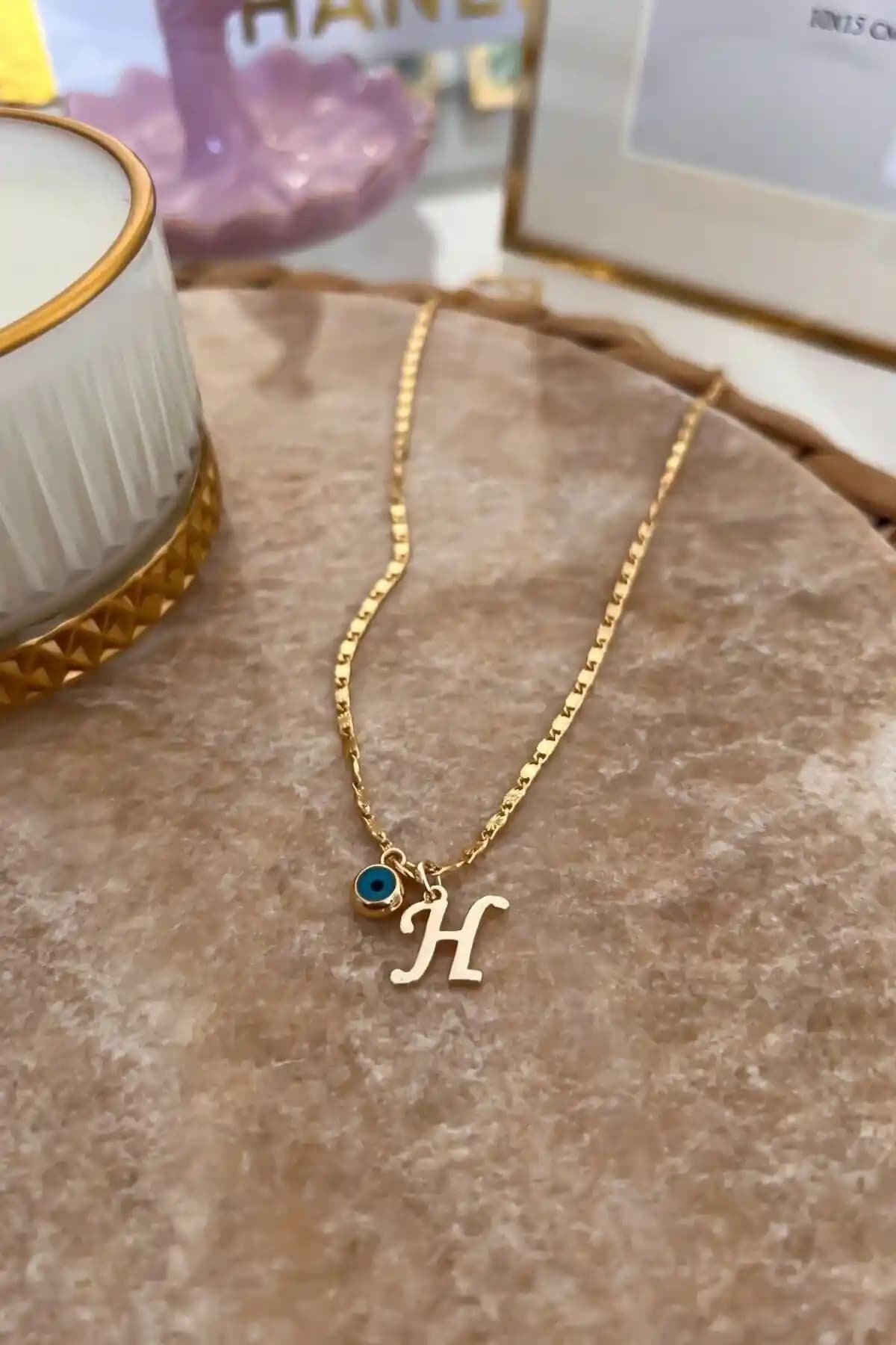 Trendy Butik'in Altın Kaplama ve B Harfli Nazar Kolyesi Karşılaştırması