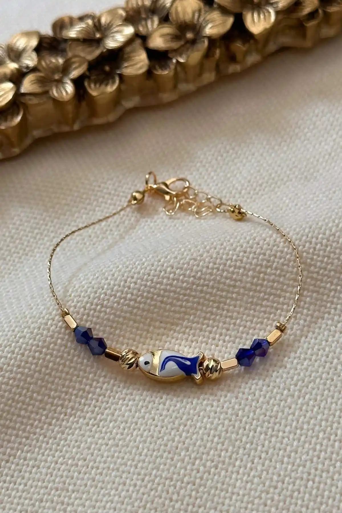 Trendy Butik Laci Balık Model Bileklik: Şıklık ve Dayanıklılık Sunan Modern Takı