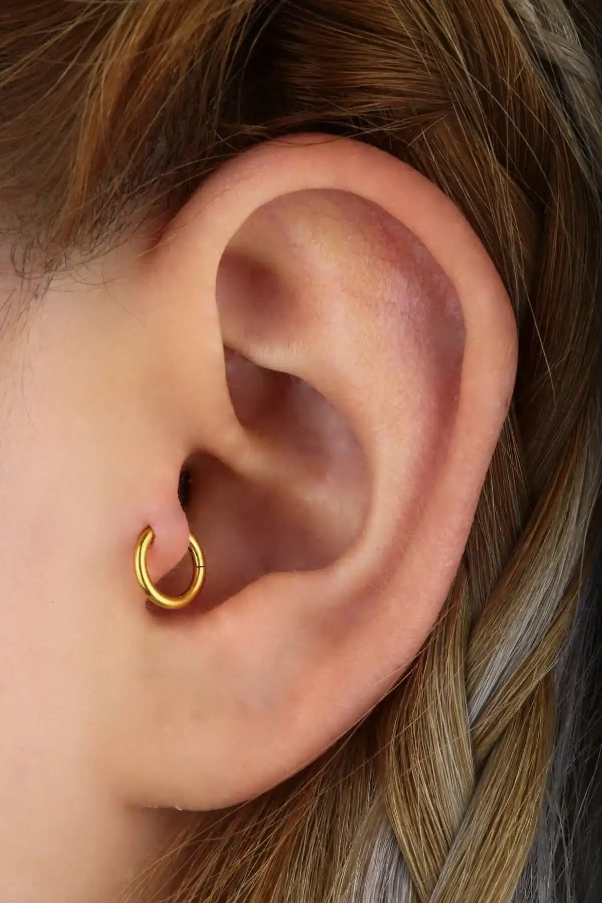 Vilma Aksesuar 6mm Altın Renkli Cerrahi Çelik Tragüs Helix Piercing Özellikleri ve Kullanım Avantajları
