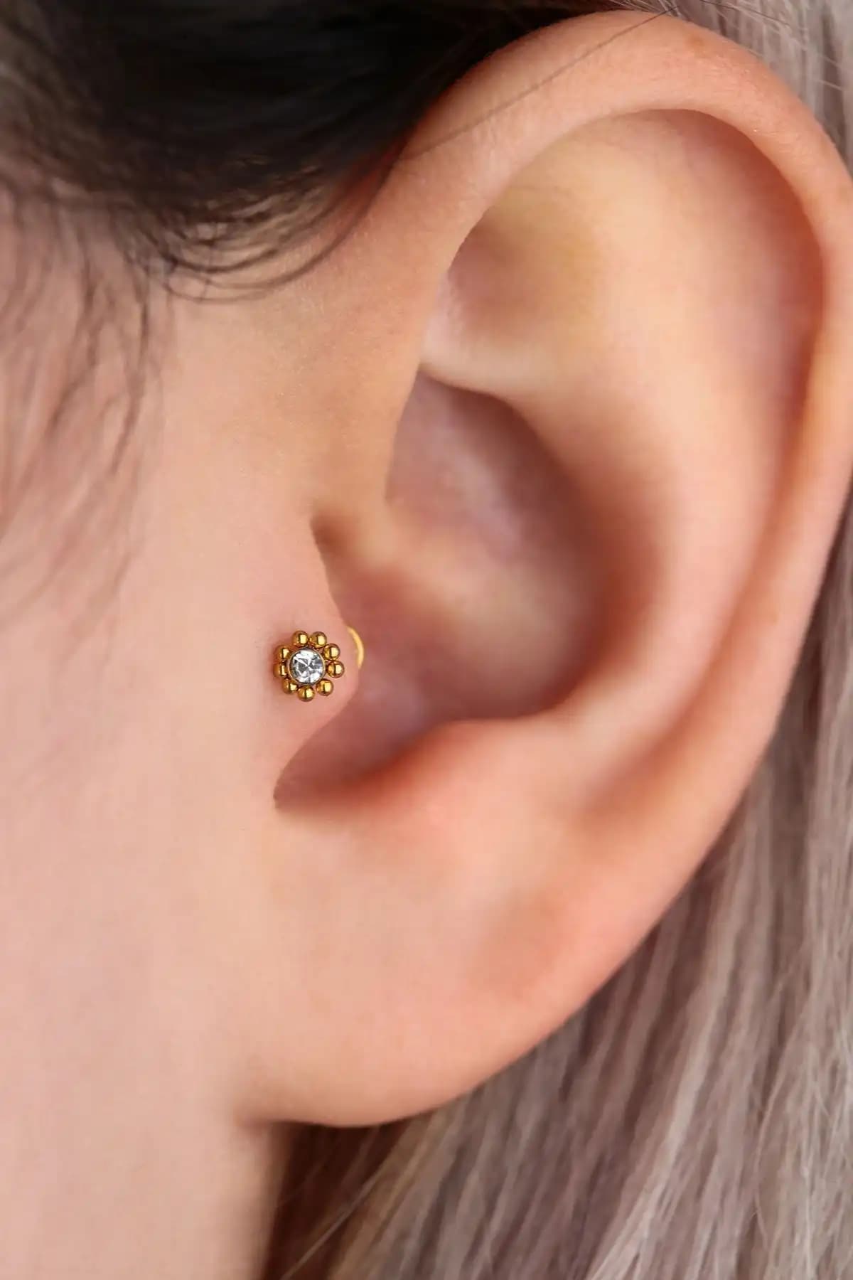 Vilma Aksesuar Cerrahi Çelik Tragus Çiçek Piercing: Şık ve Dayanıklı Kulak Aksesuarı