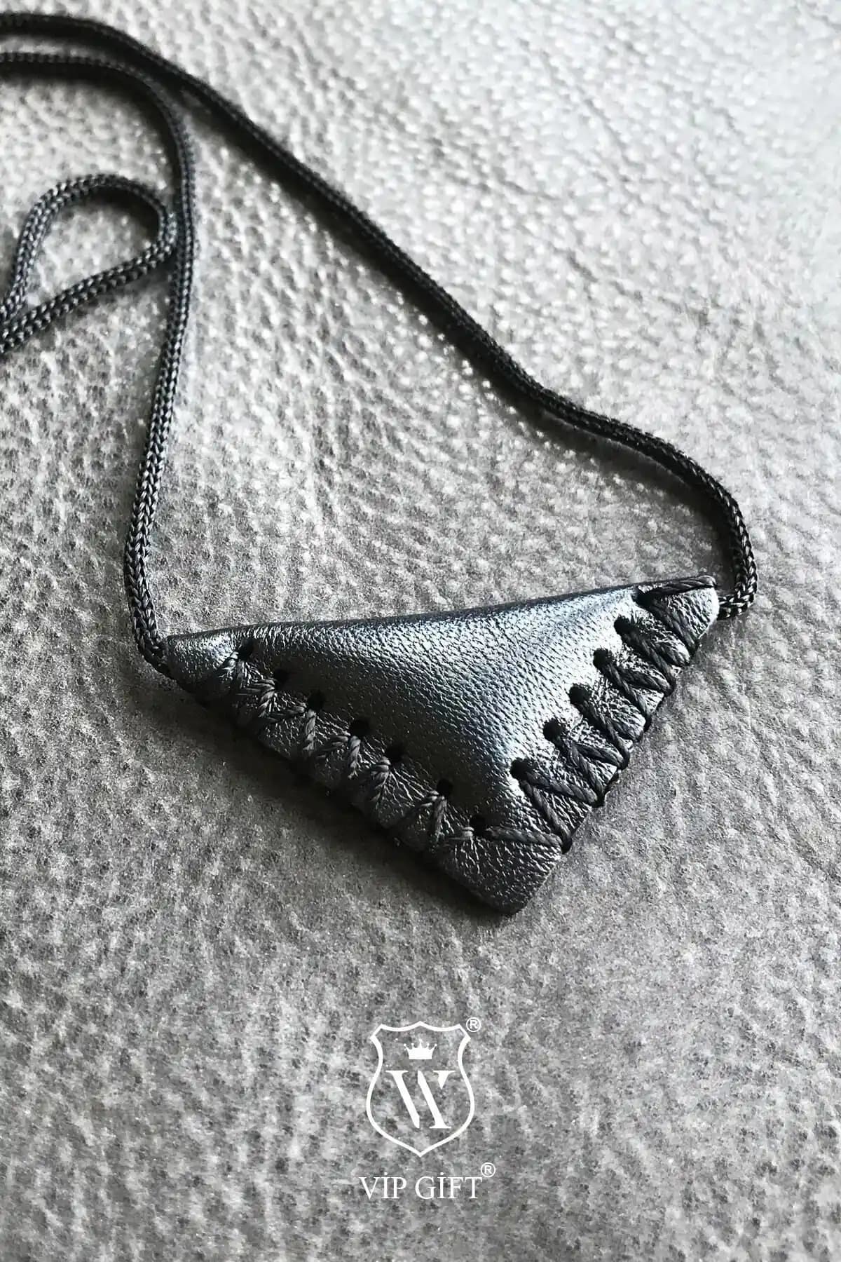 ViP GiFT Kayı Cevşen Dualı Üçgen Kolye: Manevi Değerler ve Şıklık Bir Arada