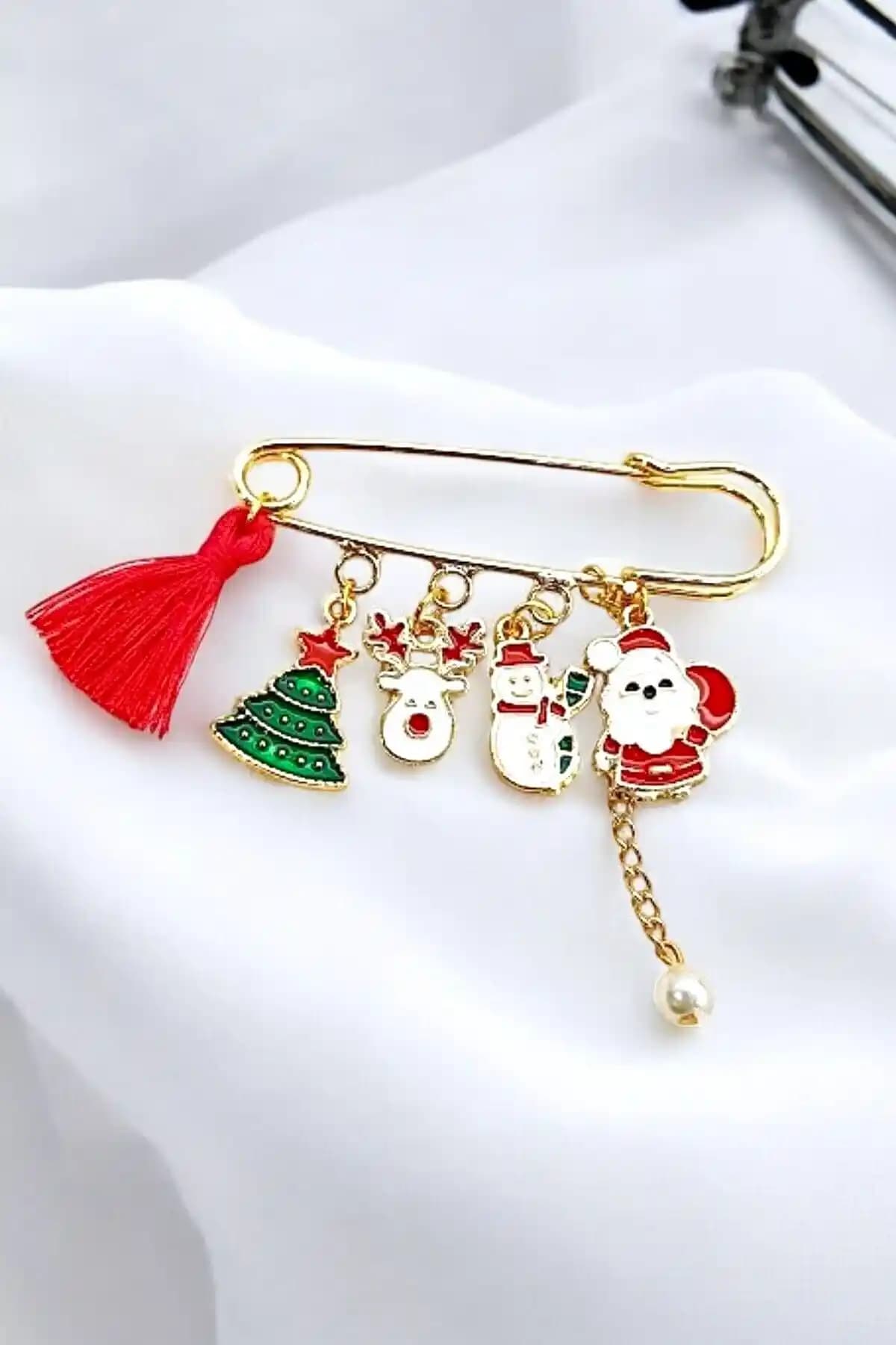 Yılbaşı Temalı Iğnelik Broşu: Şıklık ve Zarafetin Yansıması, Dayanıklı ve Estetik Tasarım