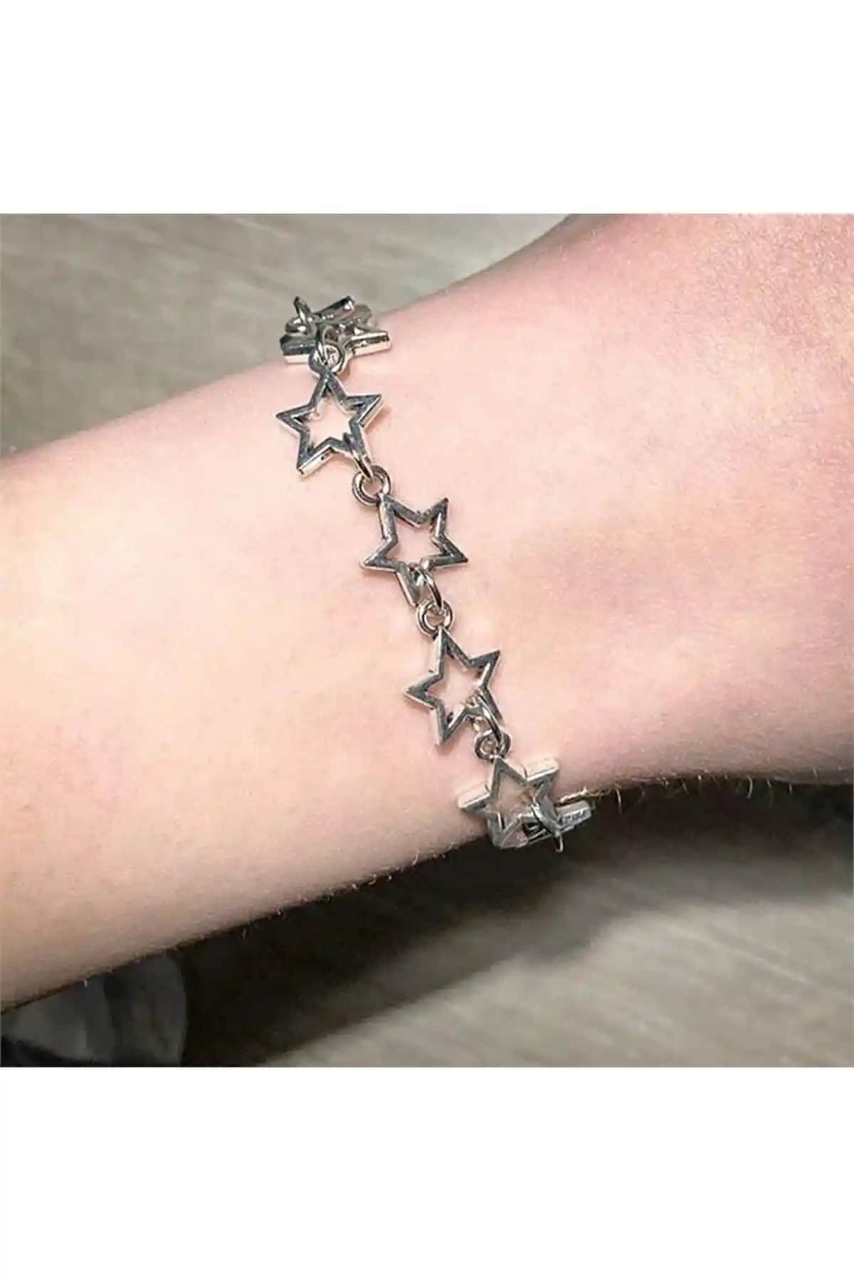 Yılz Motifli Zincirli Bileklik: Modern ve Şık Genç Aksesuar Tasarımı