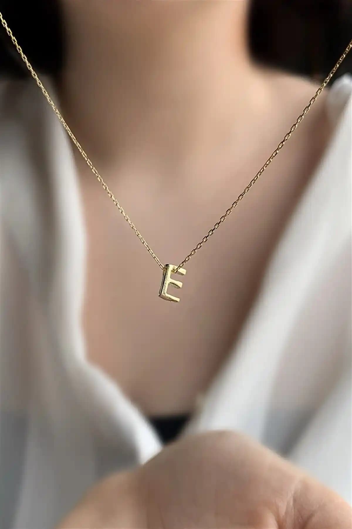 Ziu 925 Ayar Gümüş Üç Boyutlu E Harfli Kolye Şıklık ve Zarafetin Temsilcisi