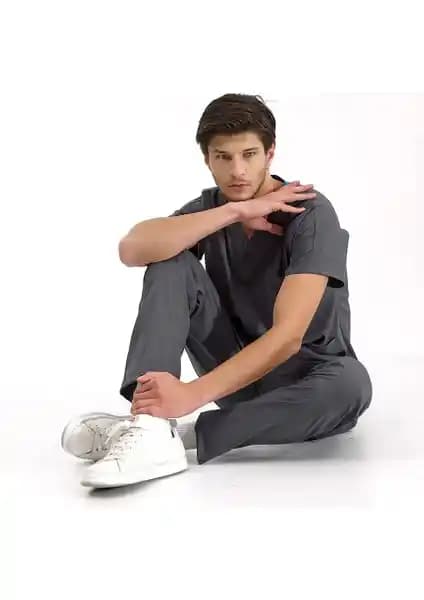 Sağlık Çalışanları İçin Likralı Üniforma ve Jogger Modellerinin Karşılaştırması