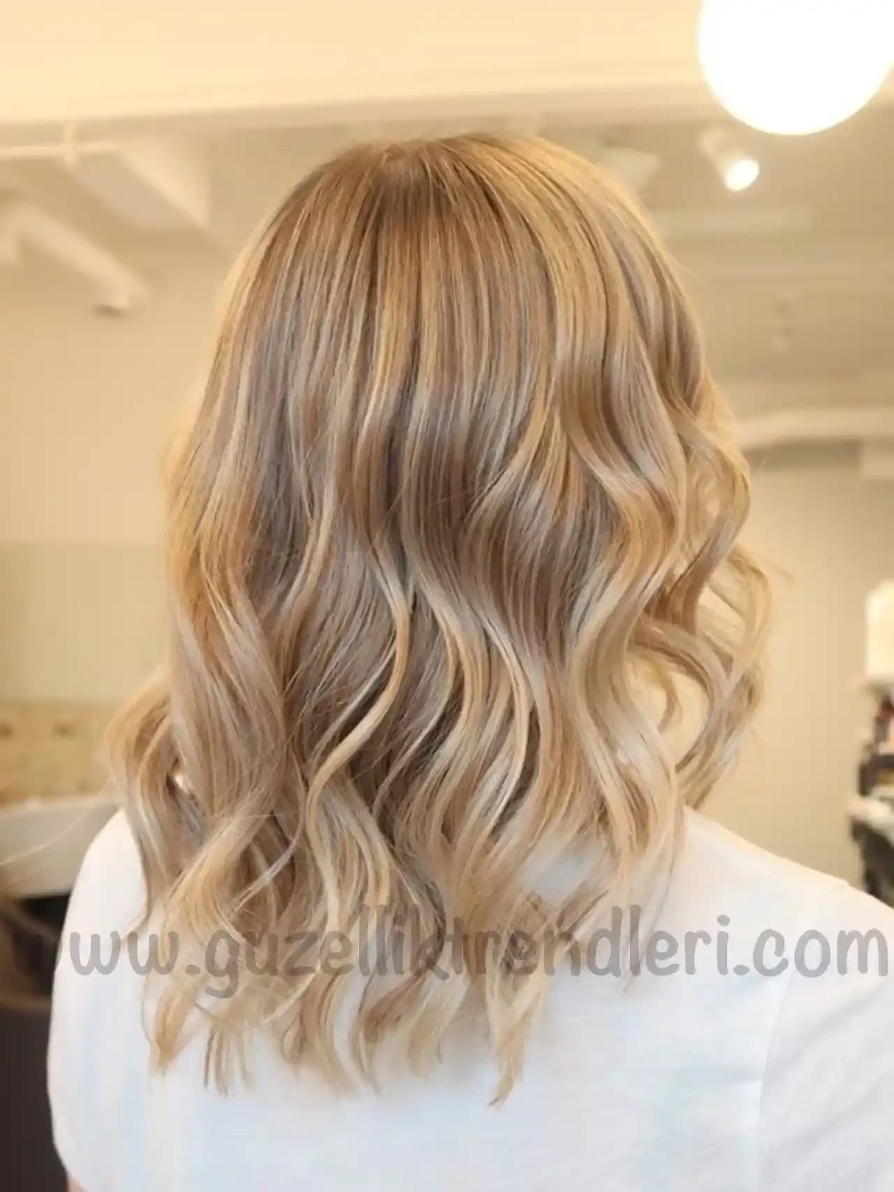 2024 Saç Renkleri Trendleri Bal Köpüğü ve Doğallık Özellikleri