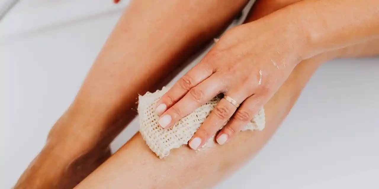 2025 Yılında Bacak Peeling Yöntemleri ve Cilt Pürüzsüzlüğü Rehberi