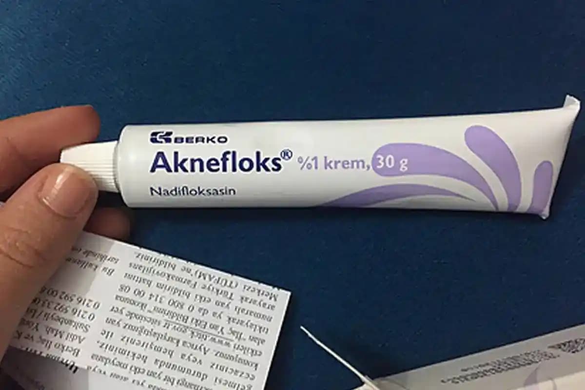 Aknefloks Krem ve Alternatif Akne Tedavi Yöntemleri: Güvenli ve Etkili Çözümler