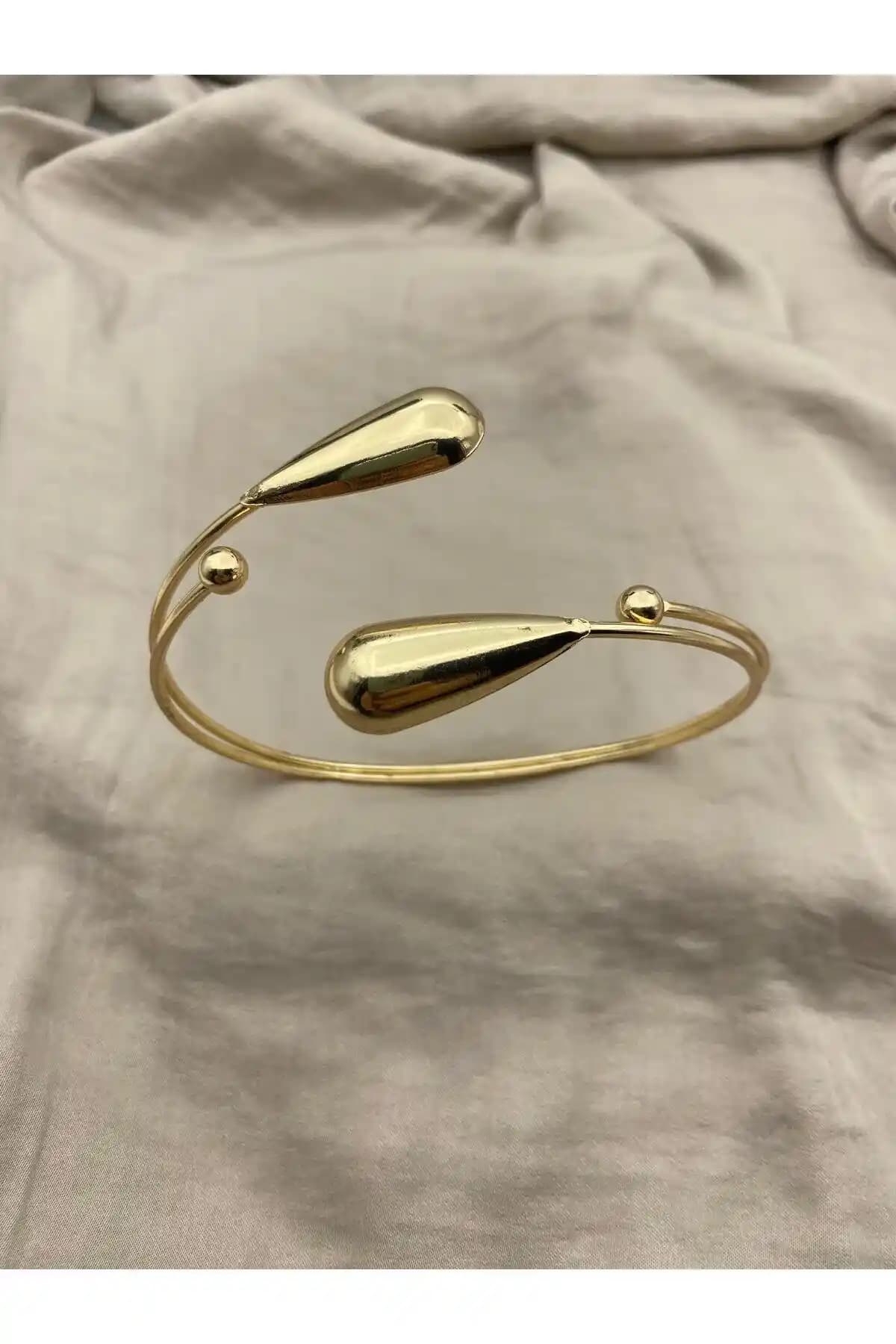 Altın Renkli Kol Pazu Bileklikleri: Estetik ve Dayanıklı Takı Seçenekleri