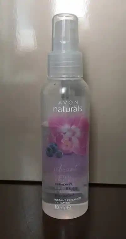 Avon Naturals ve Cosmolive Vücut Spreyleri Karşılaştırması: Kalıcılık ve Koku Özellikleri