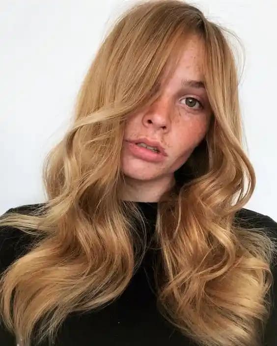 Bal Köpüğü Saç Rengi Trendleri: Doğallık ve Sıcaklığın Modern Yansıması