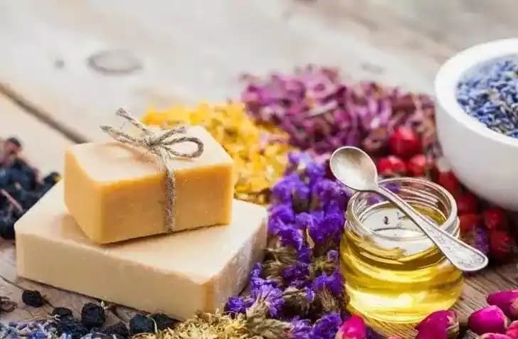 Bitkisel Sabunların Cilt Yenilemedeki Rolü ve Faydaları: Doğal İçeriklerle Sağlıklı Cilt Bakımı