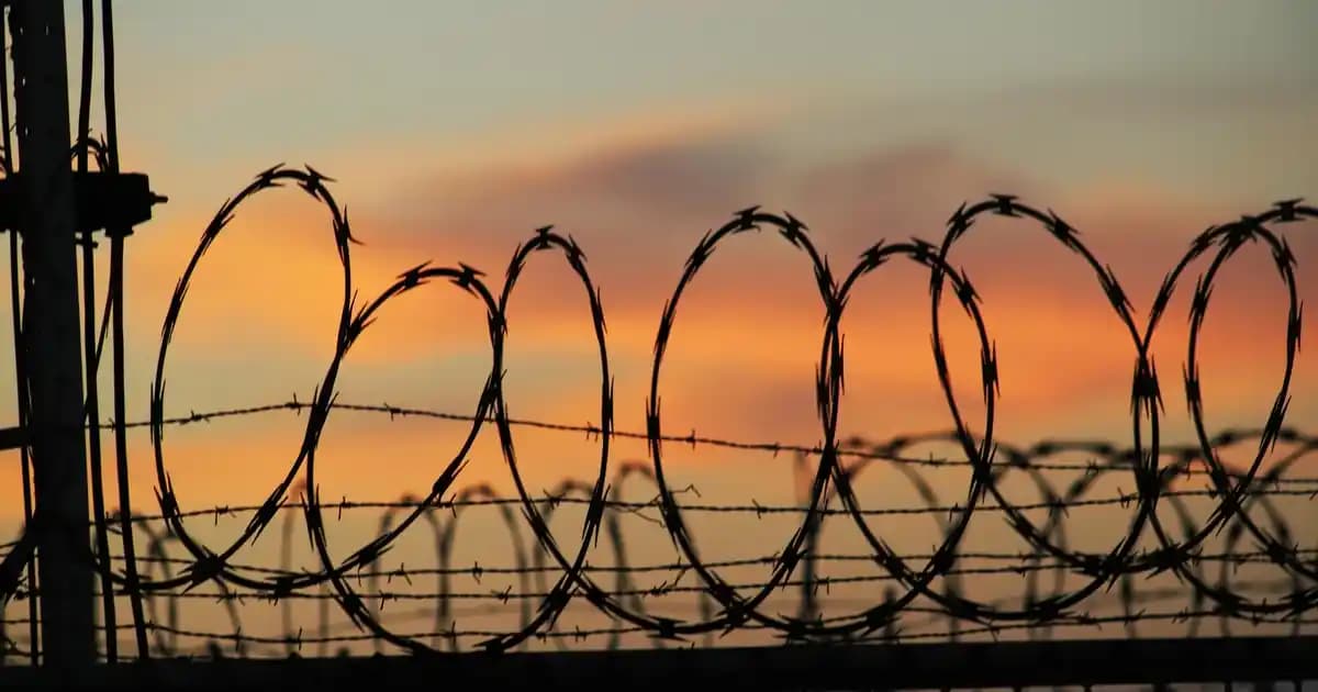 Büyük Boy Desenli Bej Renkli Makyaj Çantası Özellikleri ve Kullanım Alanları