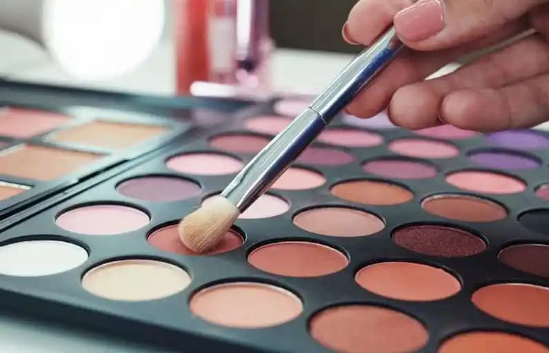Büyük Far Paletleri: Çok Yönlü ve Yüksek Kaliteli Makyaj Araçları İncelemesi