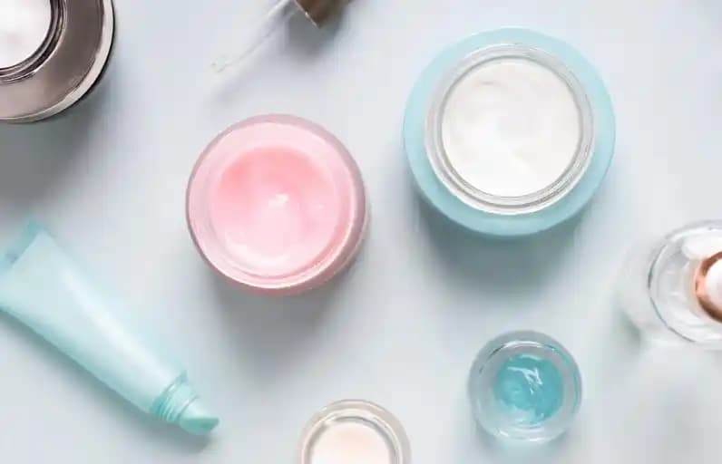 Cilt Tonunu Eşitleyen Kremler: Doğru Seçim ve Kullanım Rehberi