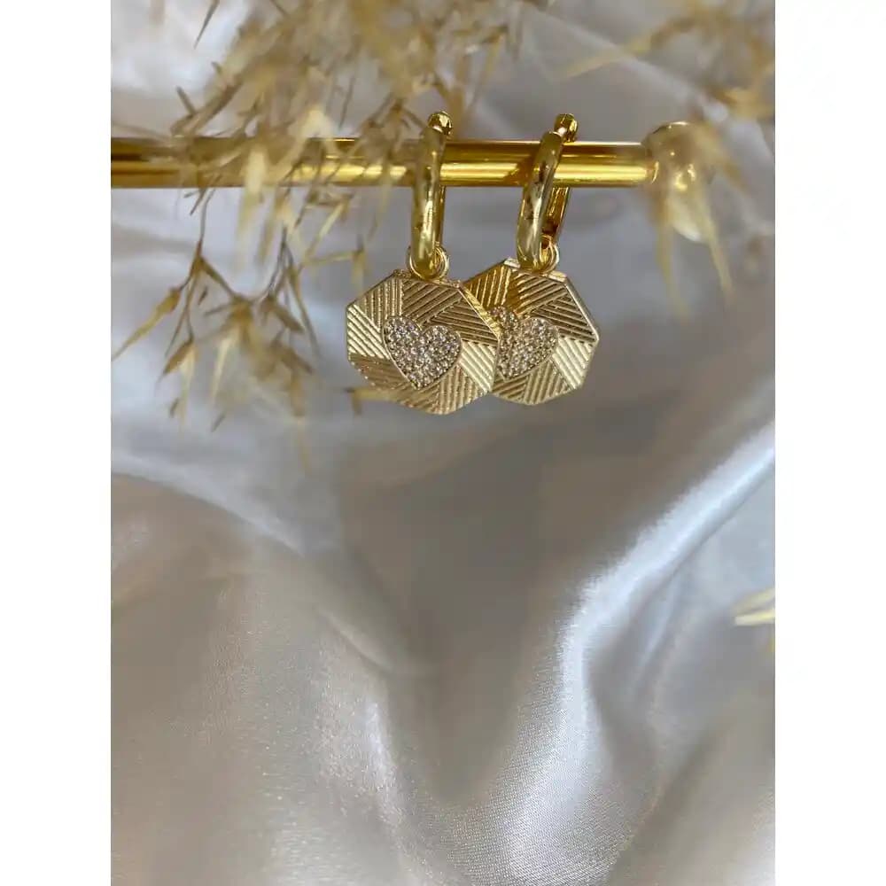 Detaylı Takı ve Aksesuar Tasarımı: Malzemeler, Trendler ve Kişisel İfade