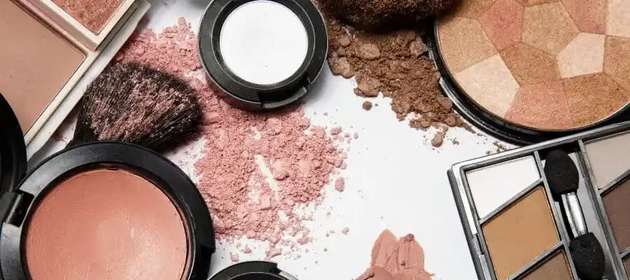 Doğal Görünüm ve Kalıcılığı Artıran Makyaj Teknikleri ve Güncel Trendler