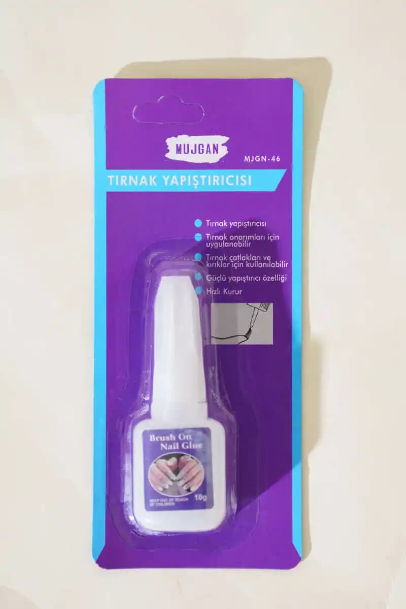 Doğal Görünüm ve Pratik Tırnak Yapıştırıcıları: Güncel Kozmetik Trendleri ve Kullanım İpuçları