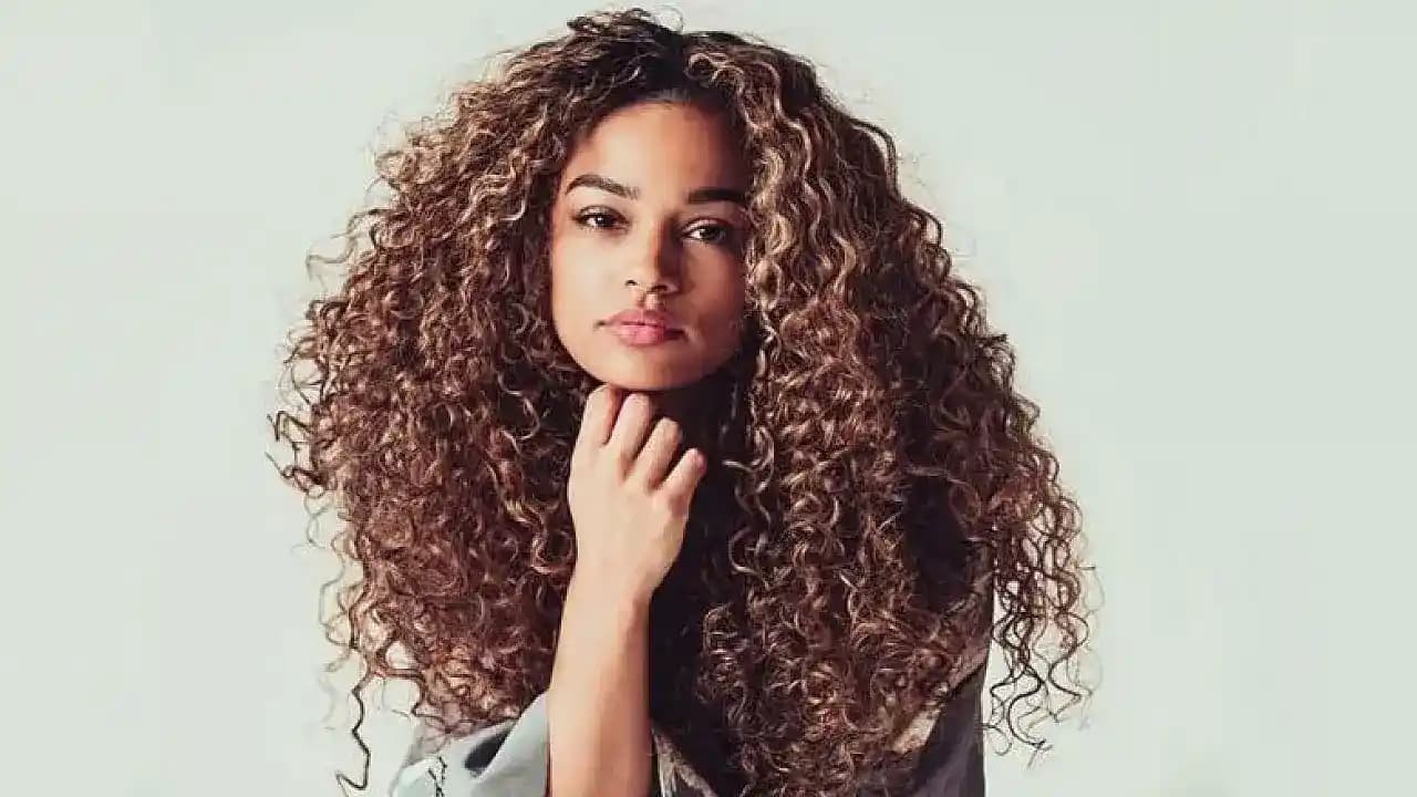 Doğal Görünümlü Kıvırcık Saç Şekillendirme Rehberi ve En İyi Uygulamalar