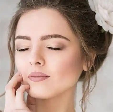 Doğal Güzellik Vurgulama Makyajı Rehberi: Temel Prensipler ve Uygulama İpuçları