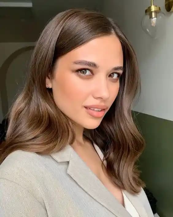 Doğal Kahve Saç Renkleri ve Güzellikteki Yeri: Tonlar, Bakım ve Uyum İpuçları