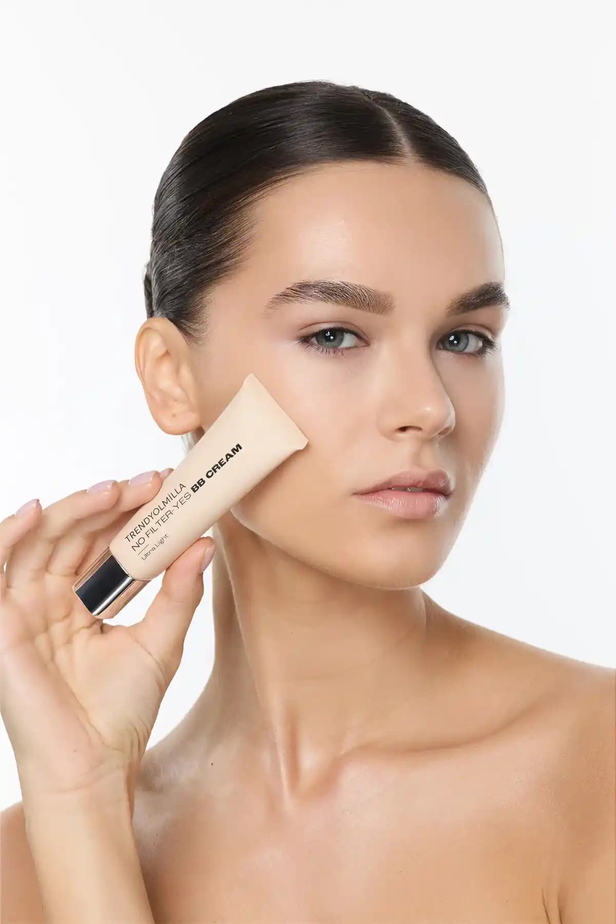 Doğal Makyaj ve BB Krem Kullanımıyla Günümüz Güzellik Trendlerine Uygun Görünüm