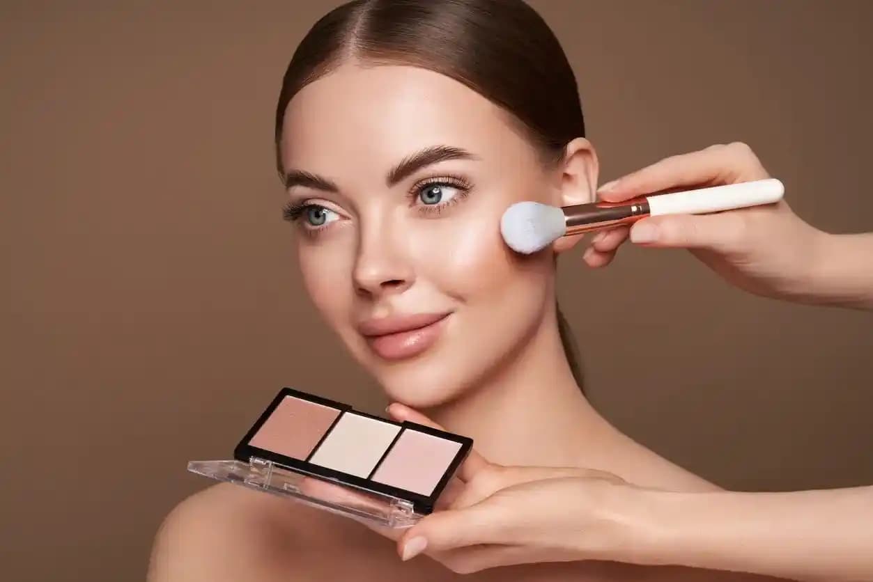 Doğal Makyajda Açık Ten İçin Bronzer ve Kontur Uygulama Yöntemleri
