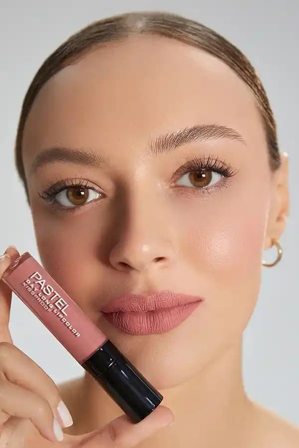 Doğal Makyajda Mat Ruj Kullanımı: Şıklık ve Rahatlık İçin En İyi Tercih