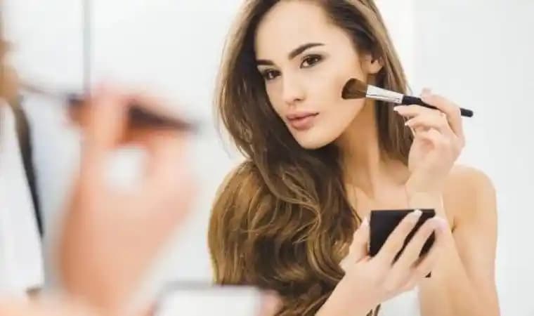 Doğal ve Belirgin Makyaj Teknikleri Güncel Trendler ve Uygulama İpuçları