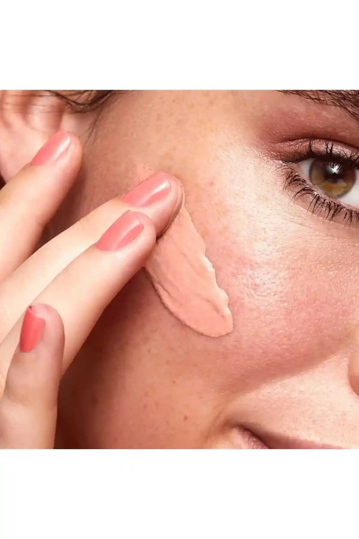 Doğal ve Mat Görünüm Sağlayan Fondötenler: Ciltte Doğallık ve Şıklık İçin En İyi Seçenekler