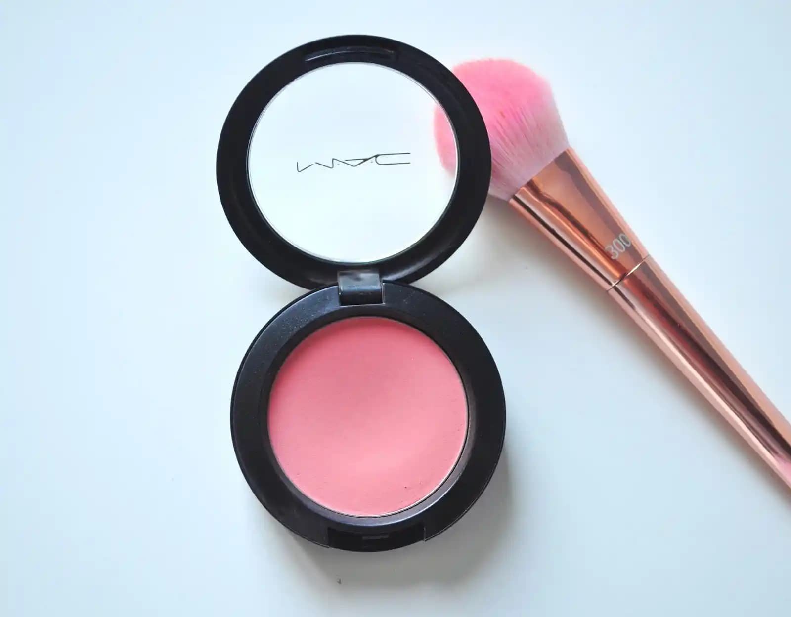 Doğal ve Şık Makyaj Allıkları: Güncel Trendler ve Uygulama İpuçları