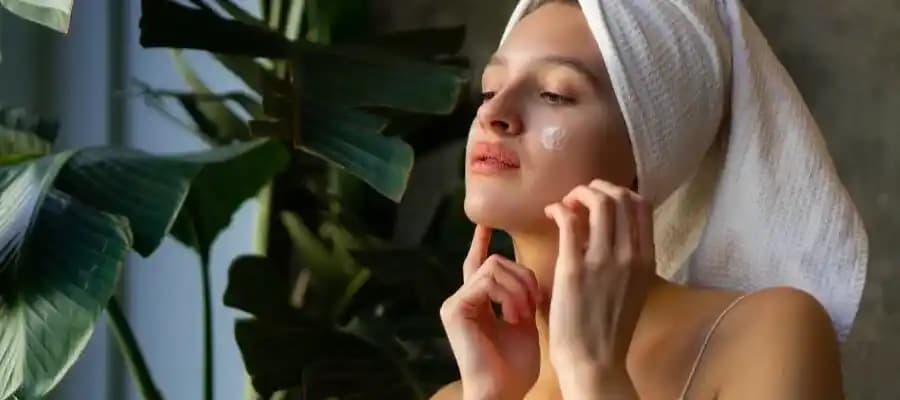 Doğal Yöntemlerle Cilt Bakımı: Güvenli ve Etkili Alternatifler ve Uygulamalar