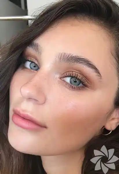 Doğallık Vurgulu Makyaj: Güncel Trendler ve Pratik Uygulama Yöntemleri