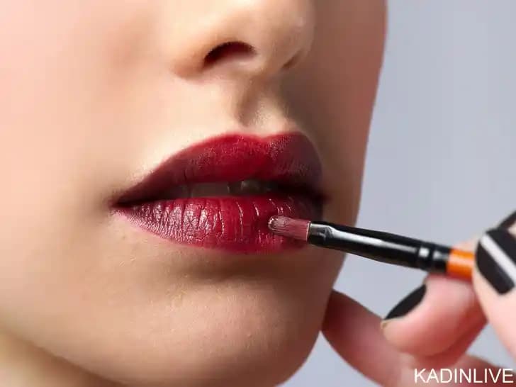 Dudaklara Taze ve Çekici Görünüm Kazandırmanın Etkili Yolları ve Bakım İpuçları