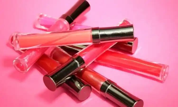 Dudaklara Tazelik ve Parlaklık Katan Gloss Ürünleri: Özellikler ve Güncel Seçenekler