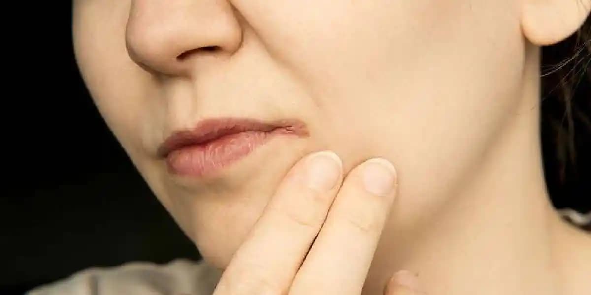 Dudaklarda Çatlaklar: Nedenleri ve Korunma Yöntemleri Hakkında Detaylı Bilgi