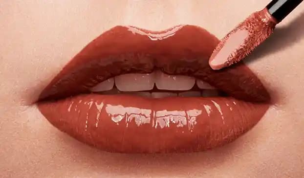 Dudakların En Güzel Görünümüne Ulaşmanın Yolu: Gloss Kullanımı ve Dudak Bakımı Rehberi