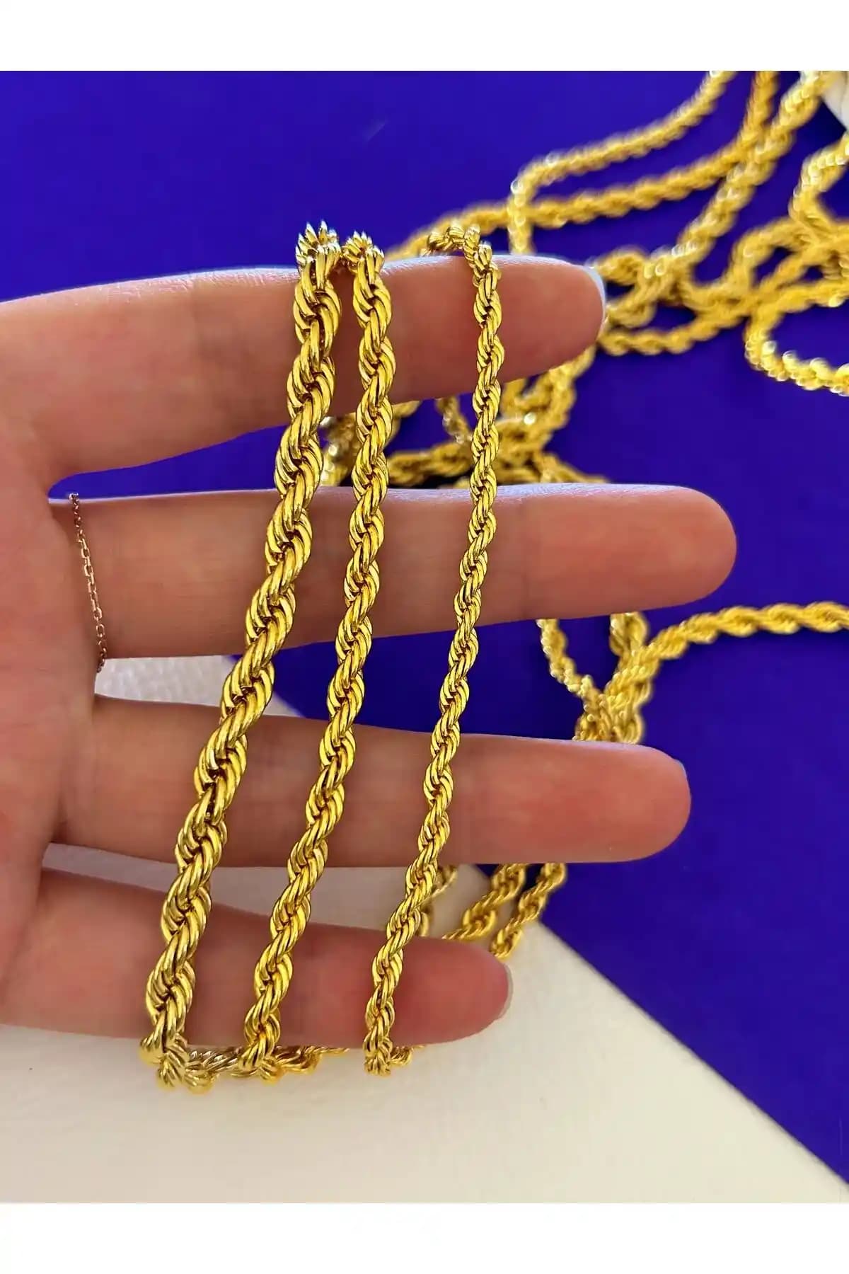 El Aksesuar Zincirleri: Altın Kaplama Trendleri ve Şık Kullanım İpuçları