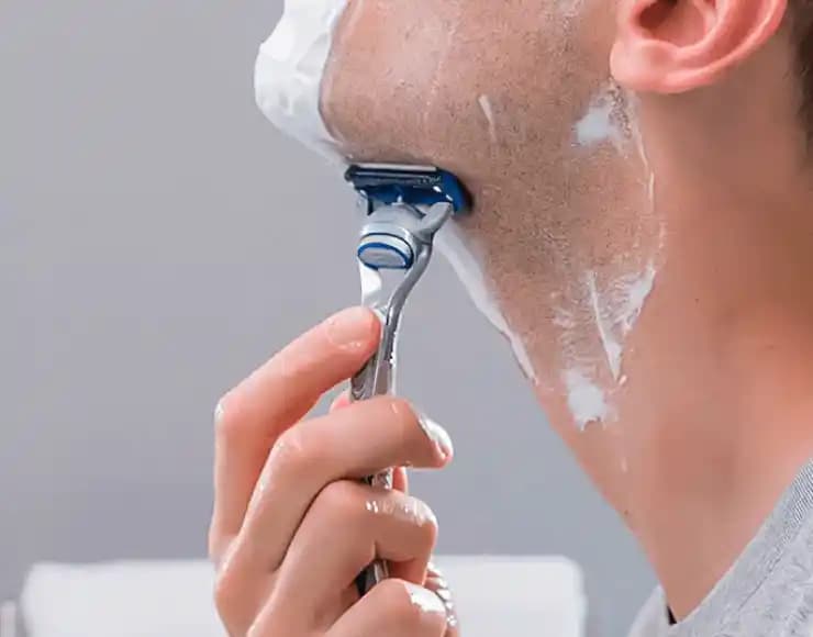 Erkek ve Kadın Bakımında Tıraş Rehberi: Güvenli ve Konforlu Tıraş Teknikleri ve Ürünler