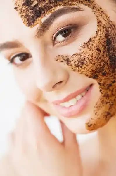 Etkili ve Doğal Cilt Peeling Yöntemleri: Şeker, Kahve ve Yulaf ile Sağlıklı Cilt