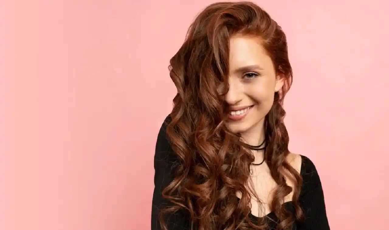 Evde Kumral Saç Rengini Güvenle ve Etkili Bir Şekilde Boyama Yöntemleri