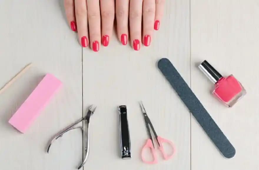 Evde Manikür Aksesuarlarıyla Güvenli ve Etkili Tırnak Bakımı Rehberi