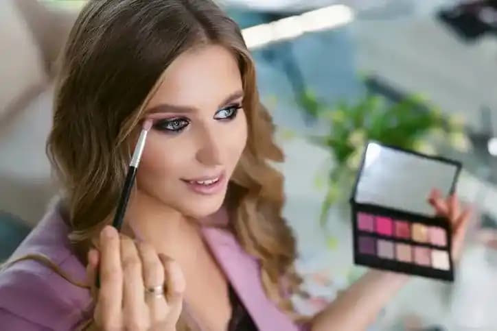 Far Paleti ve Makyaj Teknikleri: Renk Seçimi ve Uygulama İpuçları