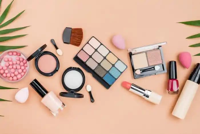 Golden Beige Renginin Kozmetik Ürünlerindeki Önemi ve Doğru Kullanım Yöntemleri