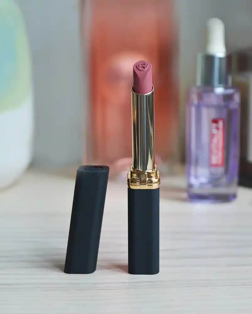 Gül Kurusu Mat Rujlar: Doğal ve Kalıcı Dudak Renkleri Rehberi