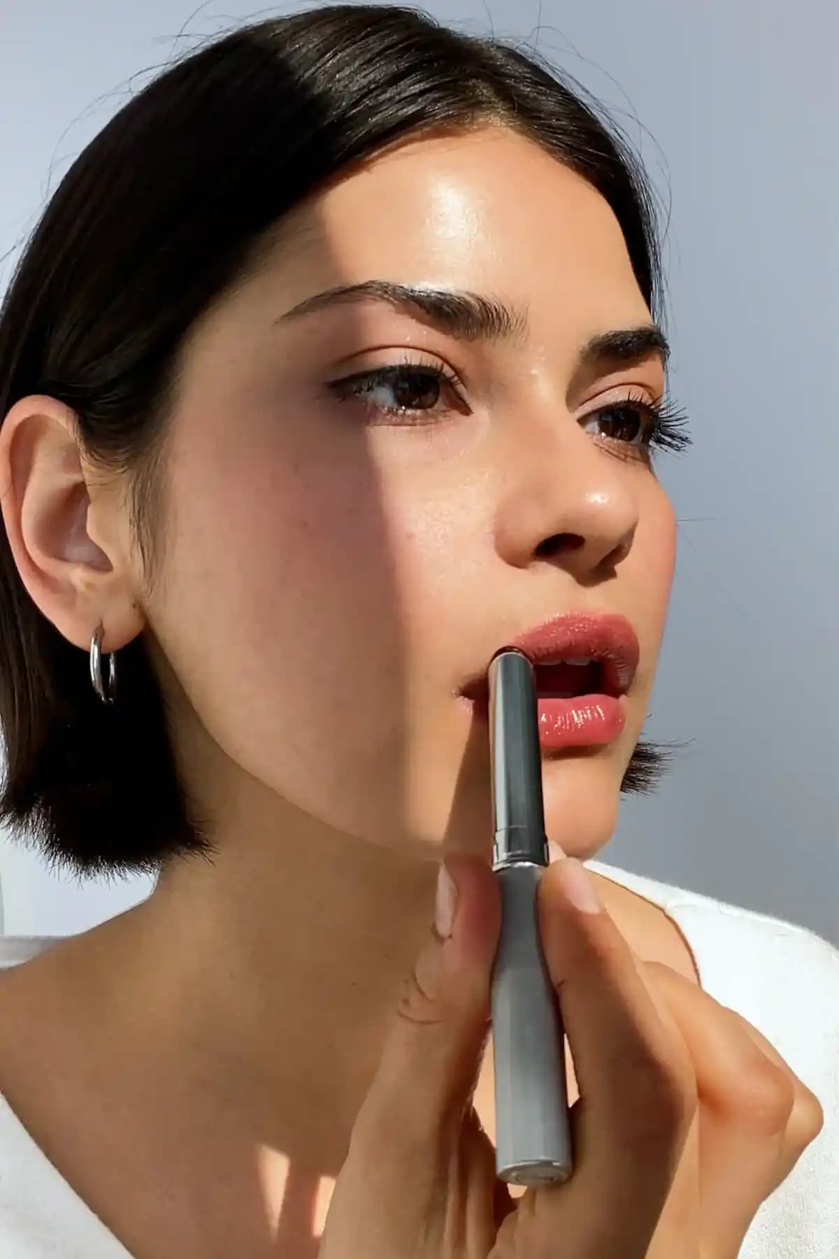 Günlük Kullanım İçin Parlak ve Nemli Görünüm Sağlayan Ruj Seçenekleri ve Uygulama İpuçları