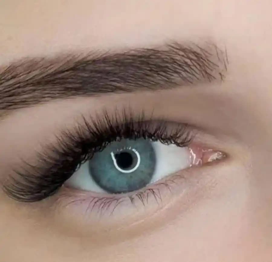 İpek Kirpiklerle Doğal ve Hafif Görünüm Sağlamanın Yolları ve Bakım İpuçları