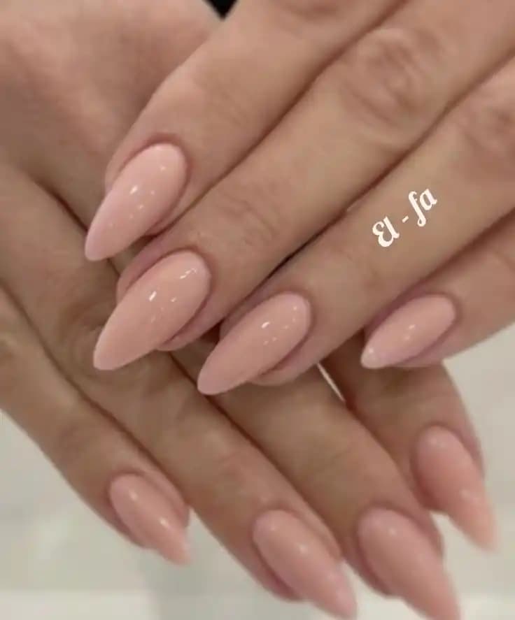 Jel Badem Tırnak Tasarımı: Estetik ve Dayanıklılık Sunan Modern Uygulama