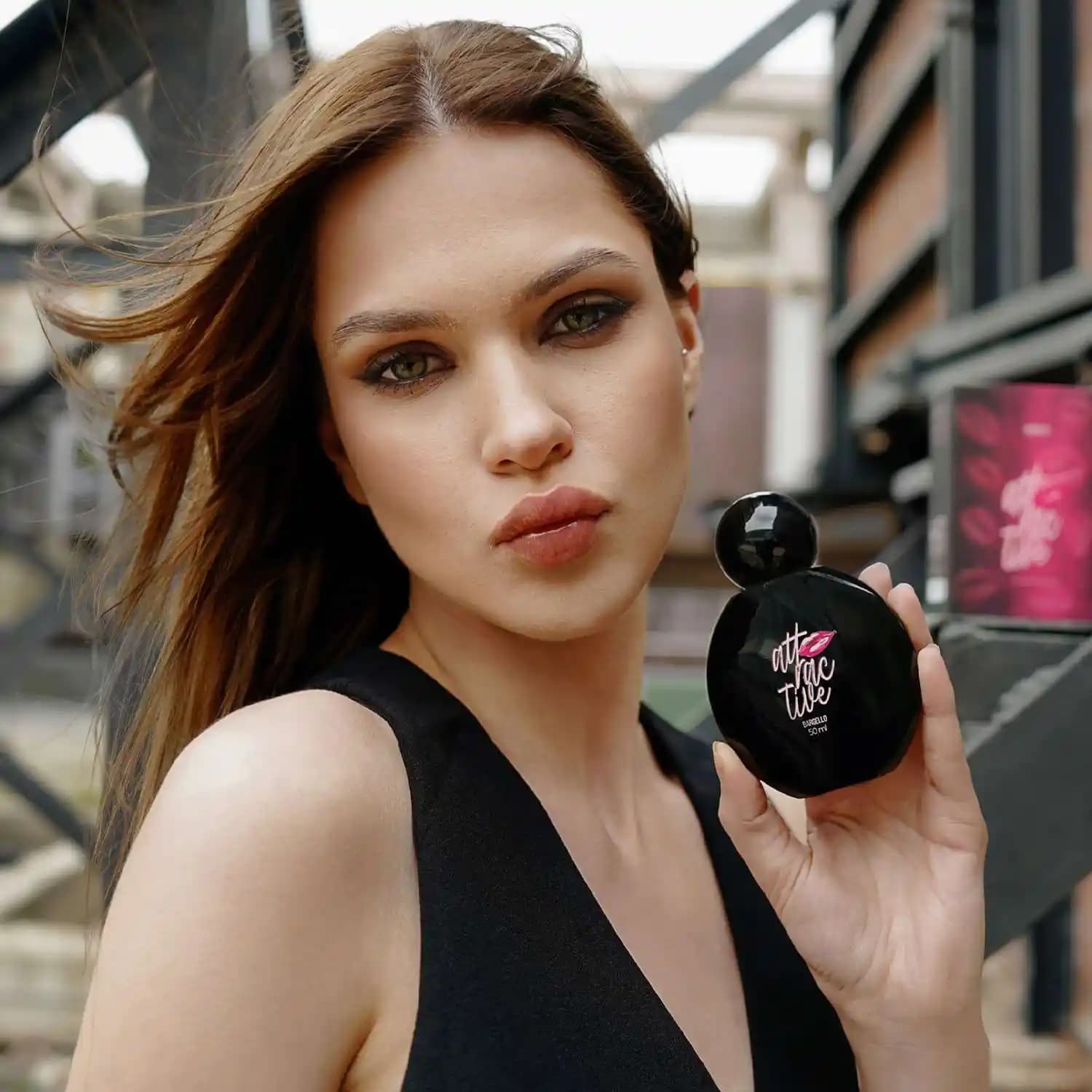 Kadın Parfümünde Çekiciliği Artıran Temel Özellikler ve Doğru Parfüm Seçimi Rehberi